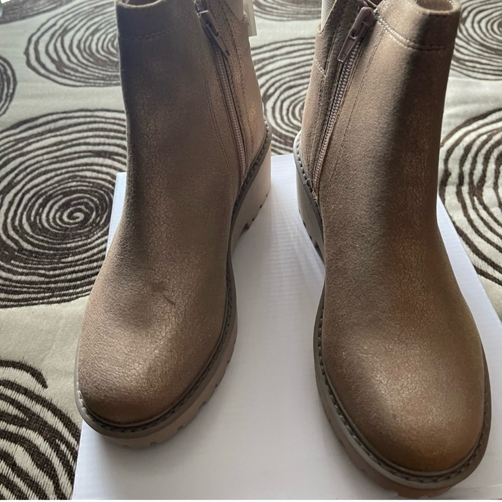 Chelsea Boots Ankle Boots, Brand new, kids size 5, light gold, tag still on.